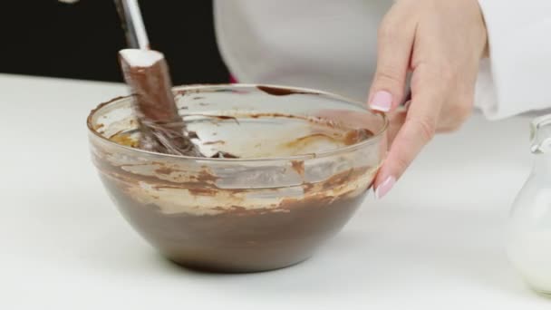 Close-up maken van heerlijke chocolade crème vulling voor praline snoep en snoep — Stockvideo