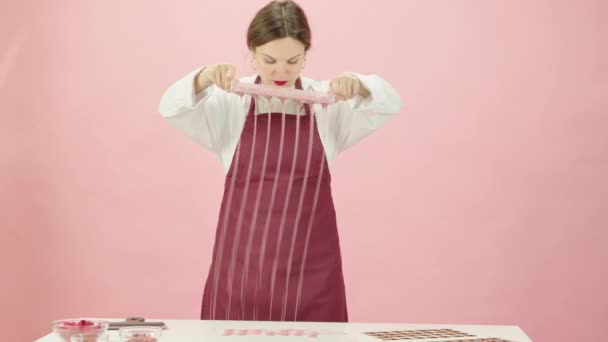 Bastante hembra chocolatero haciendo caramelos de chocolate de rubí hechos a mano — Vídeos de Stock