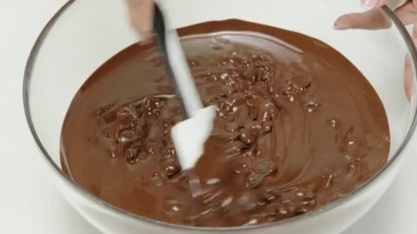 Primo piano mescolando mescolando cioccolato fondente in una ciotola di vetro, rallentatore — Video Stock