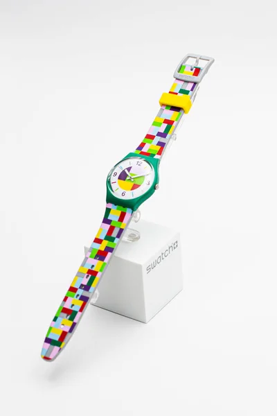 París, Francia 07.10.2020 - Swatch moda suprematismo estilo reloj de diseño — Foto de Stock