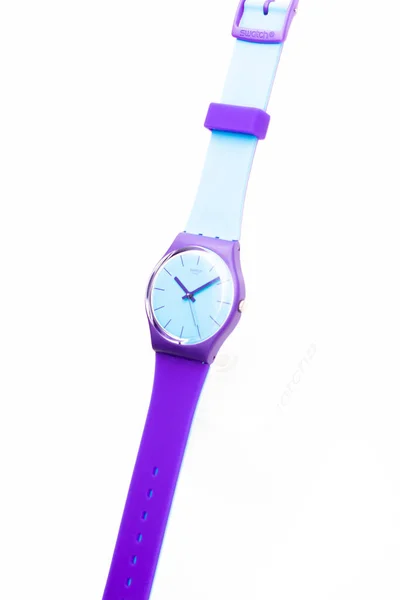 Nowy Jork, NY, USA 07.10.2020 - Swatch fioletowy, fioletowy zegarek Swatch — Zdjęcie stockowe
