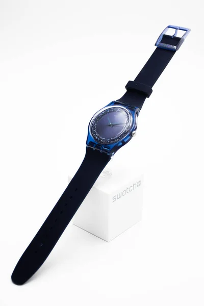 Londen, GB 07.10.2020 - Swatch swiss quartz transparant plastic horloge op standaard — Stockfoto