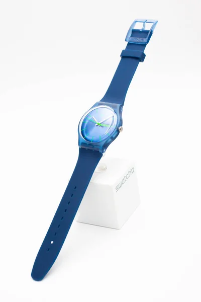 Londres, GB 07.10.2020 - reloj de cuarzo suizo más barato Swatch azul en el stand —  Fotos de Stock