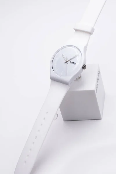 Rom, Italien 07.10.2020 - Swatch watch watch on stand white plastic case Tuesday 23 — Stockfoto