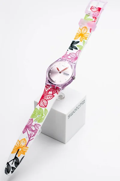 Geneve, Suiza 07.10.2020 - Swatch caja de plástico hojas multicolor reloj — Foto de Stock