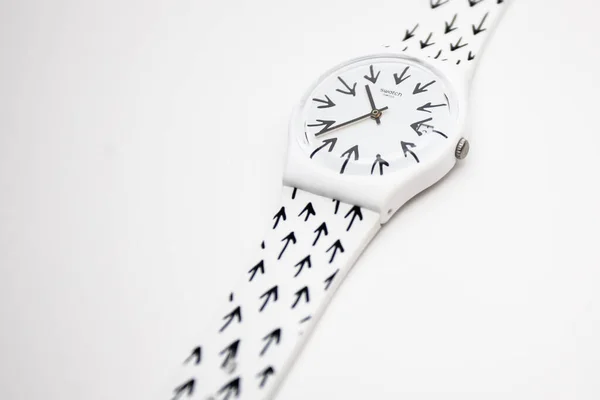 Geneve, Schweiz 07.10.2020 - Swatch billigaste mode schweiziska gjort kvarts klocka — Stockfoto