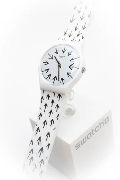 París, Francia 07.10.2020 - Swatch niños más baratos de moda reloj de cuarzo suizo — Foto de Stock