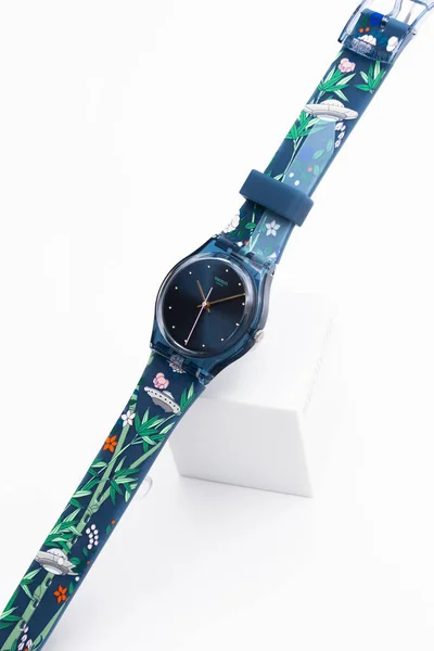 Nowy Jork, NY, USA 07.10.2020 - Swatch plastikowy futerał ufo obcy design watch — Zdjęcie stockowe