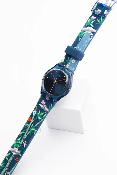 New York, NY, USA 07.10.2020 - Swatch Kunststoffgehäuse Ufo Alien Design Watch — Stockfoto