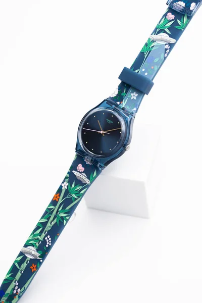 瑞士日内瓦- 2020年10月7日- Swatch plastic case ufo alien design watch — 图库照片