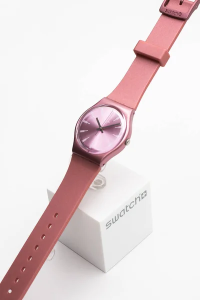 Londres, GB 07.10.2020 - Swatch reloj suizo de cuarzo de moda para mujer en el stand — Foto de Stock