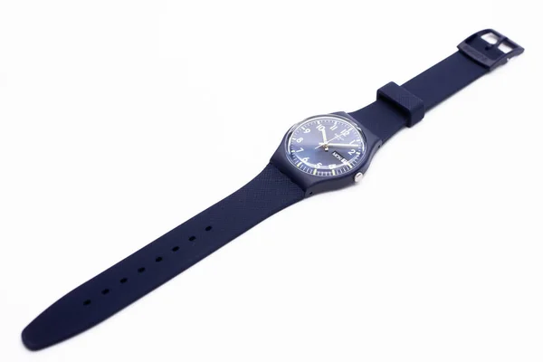 Париж, Франция 07.10.2020 - кварцевые часы Swatch swiss, изолированные на белом — стоковое фото