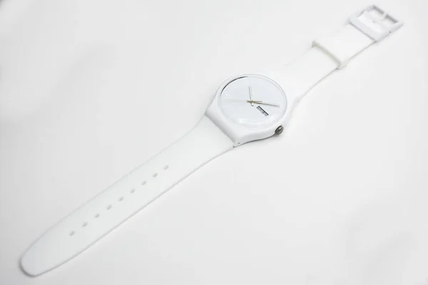 Londres, GB 07.10.2020 - Swatch reloj de cuarzo suizo más barato en blanco — Foto de Stock