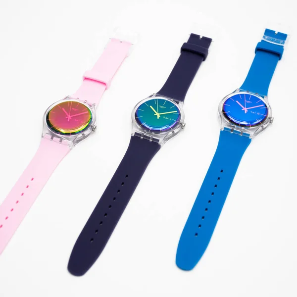 Londyn, GB 07.10.2020 - trzy modne szwajcarskie zegarki kwarcowe Swatch — Zdjęcie stockowe