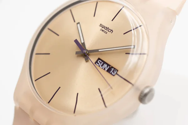Paryż, Francja 07.10.2020 - Niedziela 13 na szwajcarskim zegarku Swatch wykonanym z kwarcu — Zdjęcie stockowe