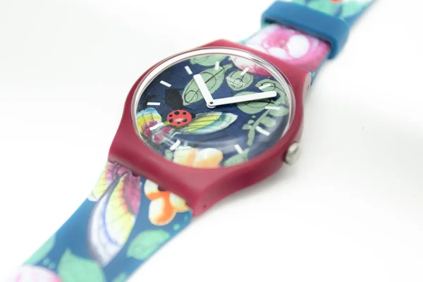 Londres, GB 07.10.2020 - relógios Swatch com joaninha, borboletas, libélulas — Fotografia de Stock