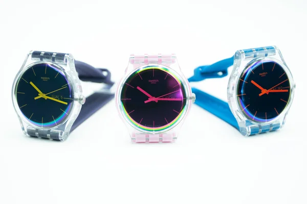 Paryż, Francja 07.10.2020 - trzy przezroczyste zegarki Swatch Fluorescencyjne — Zdjęcie stockowe