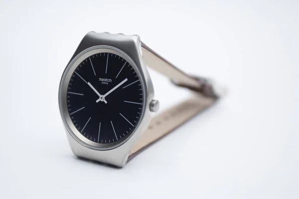 Geneve, Szwajcaria 07.10.2020 - Swatch szwajcarski zegarek kwarcowy izolowany na biało — Zdjęcie stockowe
