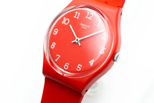 Rom, Italien 07.10.2020 - Swatch röd plast fodral mode schweiziska gjort kvarts klocka — Stockfoto