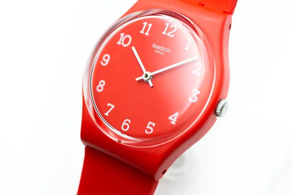 Rome, Italië 07.10.2020 - Swatch rood plastic kast mode Zwitsers gemaakt kwarts horloge — Stockfoto