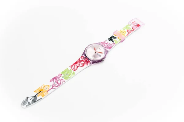 Londyn, GB 07.10.2020 - Swatch dla dzieci modny modny szwajcarski zegarek kwarcowy — Zdjęcie stockowe