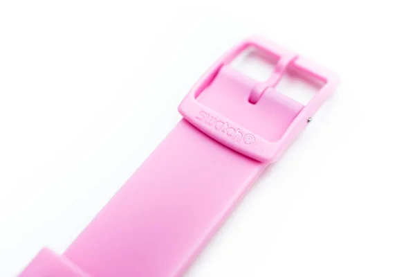 Nova Iorque, NY, EUA 07.10.2020 - Swatch logo na pulseira de pulso de relógio rosa de perto — Fotografia de Stock