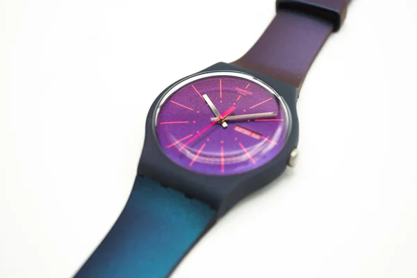 Paříž, Francie 07.10.2020 - Swatch Fluorescent barevné plastové pouzdro křemenné hodinky — Stock fotografie