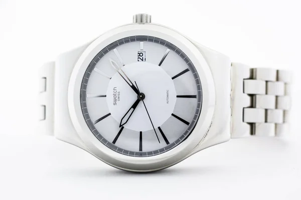 意大利罗马- 2020年10月7日- - Swatch swiss制作了白色石英手表，日期为28日 — 图库照片