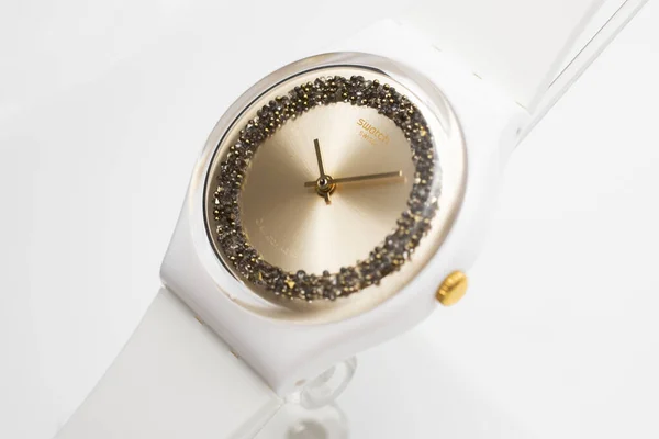 Geneve, Suiza 07.10.2020 - Reloj de cuarzo suizo de moda Swatch — Foto de Stock