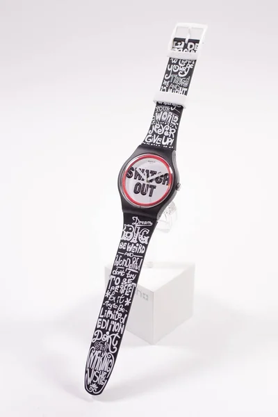Rzym, Włochy 07.10.2020 - Swatch szwajcarski zegarek kwarcowy Swatch out print na tarczy — Zdjęcie stockowe