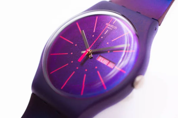 Genf, Schweiz 07.10.2020 - Swatch fluoreszierende lila farbige Kunststoffuhr — Stockfoto