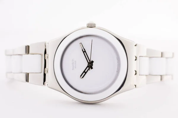 Paris, France 07.10.2020 - Swatch fashion montre à quartz suisse isolée sur blanc — Photo