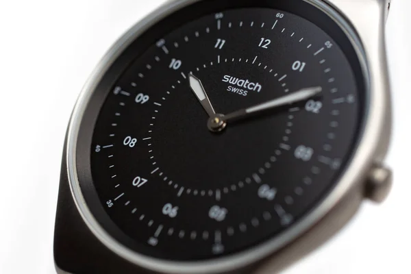 파리, 프랑스 07.10.2020 - 검은 손목 시계에 부착 된 시계로고 — 스톡 사진