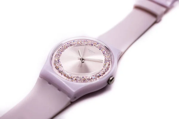 París, Francia 07.10.2020 - Reloj de cuarzo suizo de moda más barato Swatch —  Fotos de Stock