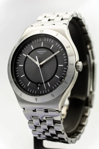 Париж, Франция 07.10.2020 - Кварцевые часы Swatch swiss на стенде, дата 25 — стоковое фото