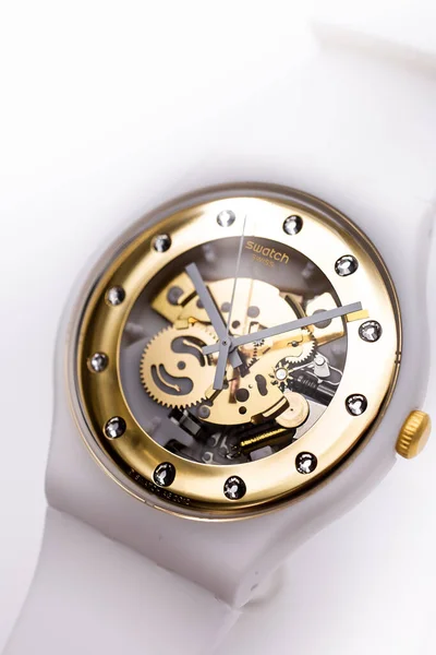 Paryż, Francja 07.10.2020 - Swatch white plastic case open clock mechanizm zegarkowy — Zdjęcie stockowe