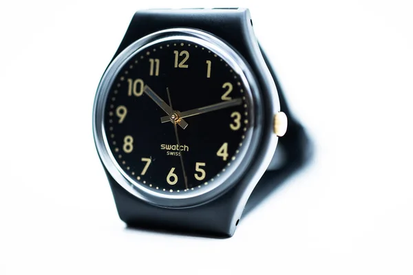 Řím, Itálie 07.10.2020 - Swatch švýcarské křemenné hodinky izolované na bílém — Stock fotografie