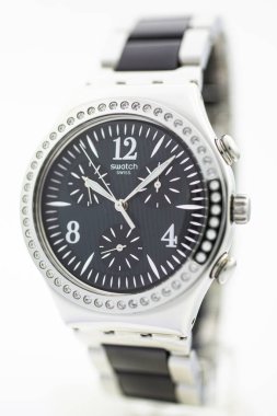 Londra, GB 07.10.2020 Swatch klasik tasarım İsviçre mekanik saati standda