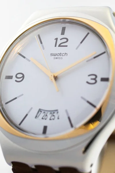 Londres, GB 07.10.2020 - Swatch logo en esfera blanca de reloj de pulsera de fabricación suiza — Foto de Stock