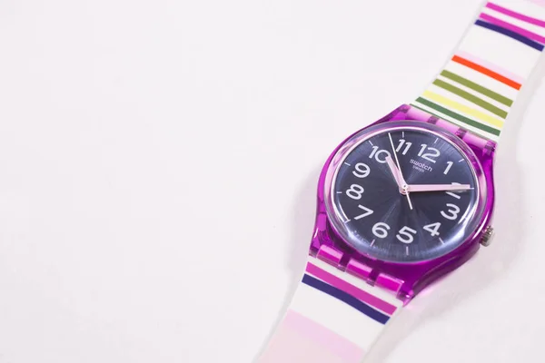 Parigi, Francia 07.10.2020 - Swatch per bambini più economico orologio in plastica svizzero — Foto Stock