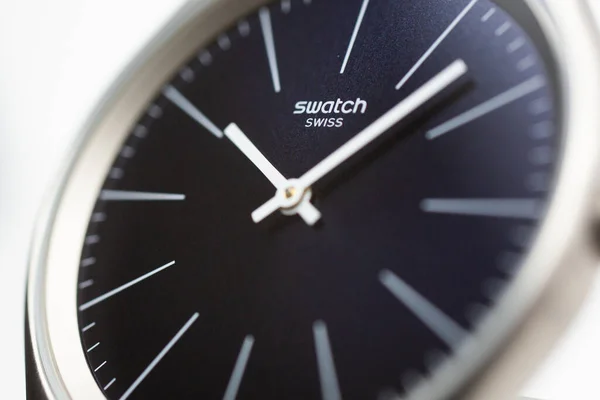 Geneve, Швейцарія 07.10.2020 - логотип Swatch на синьому годиннику — стокове фото