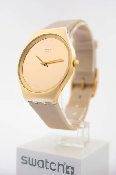 Лондон, GB 07.10.2020 - Swatch fashion swiss made quartz watch on stand close up — стоковое фото