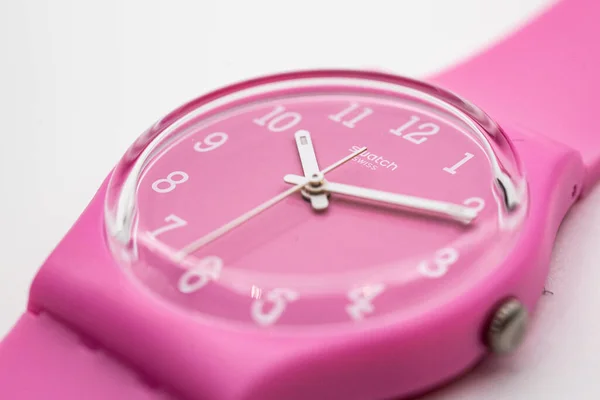 Paryż, Francja 07.10.2020 - logo zegarka Swatch na różowym zegarku — Zdjęcie stockowe