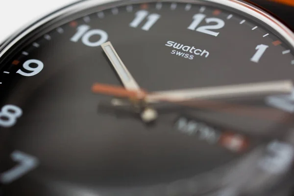 Женева, Швейцария 07.10.2020 - Логотип Swatch на черном циферблате наручных часов — стоковое фото