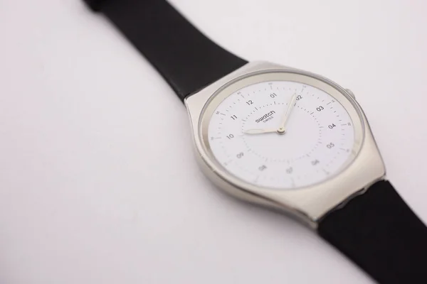 Londres, GB 07.10.2020 - Swatch suíço feito relógio isolado no fundo branco Imagem De Stock