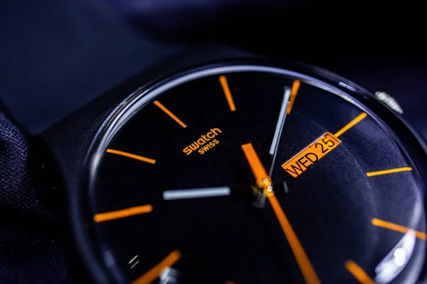 Ρώμη, Ιταλία 07.10.2020 - Λογότυπο Swatch σε μαύρο ρολόι χειρός με πορτοκαλί βέλη — Φωτογραφία Αρχείου