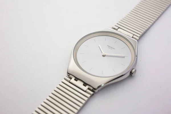 Rzym, Włochy 07.10.2020 - Swatch fashion swiss kwarcowy zegarek odizolowany na biało — Zdjęcie stockowe