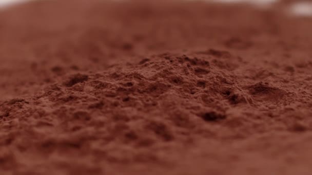 Barra de chocolate cae en polvo de cacao crudo lento mo, anuncios de confitería — Vídeos de Stock