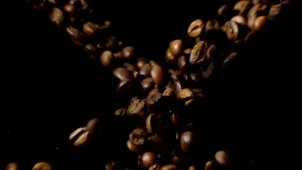 Dva proudy létajících kávových zrn se srazí ve vzduchu izolované na černé pomalé mo — Stock video