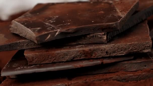 Coltello braciole pila di barrette di cioccolato fatte a mano close up slow motion — Video Stock